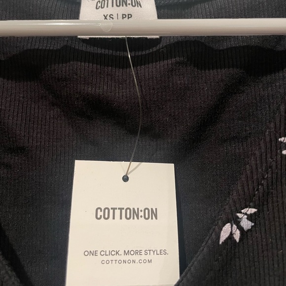 Cotton On Annabelle short sleeve top with tulips design. - Picture 2 of 2